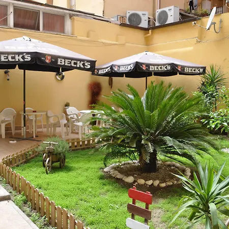 Freedom Traveller Хостел *